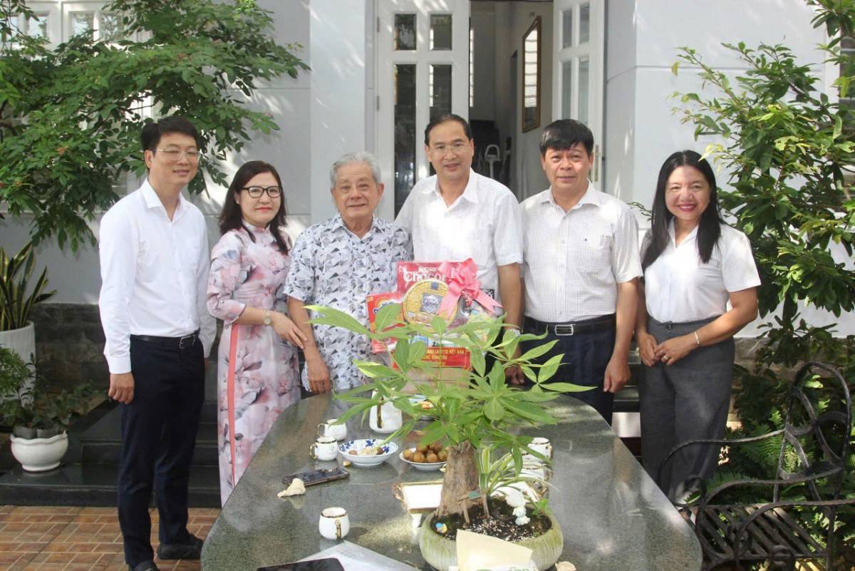 Đoàn Lãnh đạo Đảng uỷ - HĐND – UBND - UBMTTQ phường Vũng Tàu thăm, tặng quà nhân dịp kỷ niệm 78 năm ngày Thương binh - Liệt sĩ (27/7/1947 - 27/7/2025)