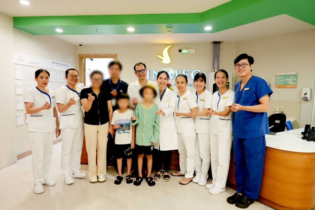 Bệnh nhi và các bác sĩ tại Bệnh viện Vinmec Central Park (TP.HCM).