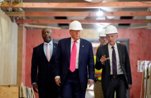 Ông Trump thăm trụ sở Fed, tiếp tục gây sức ép về lãi suất