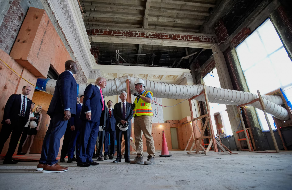 Ông Trump thăm trụ sở Fed, tiếp tục gây sức ép về lãi suất