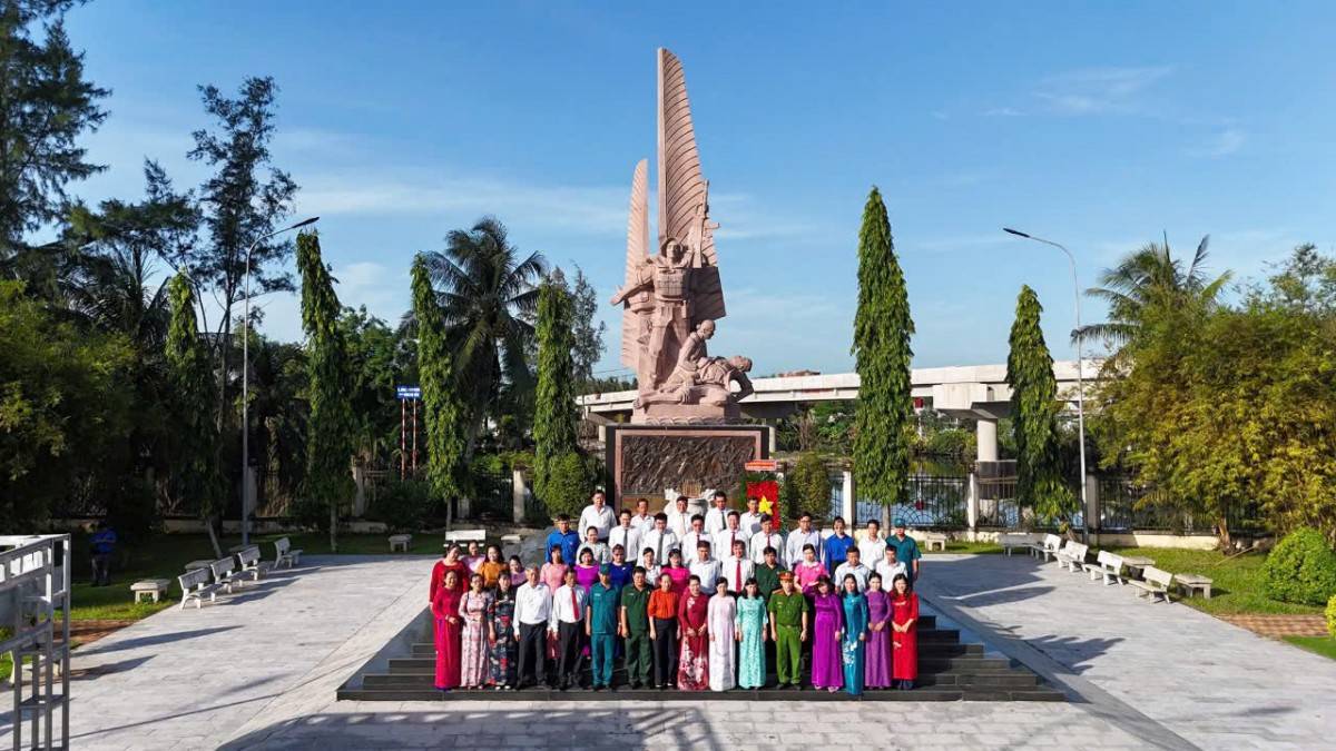 Đoàn lãnh đạo Đảng ủy - HĐND - UBND - UB MTTQ Việt Nam xã Tân Nhựt long trọng tổ chức lễ dâng hoa, dâng hương tại các khu di tích lịch sử, tưởng niệm các anh hùng liệt sĩ 