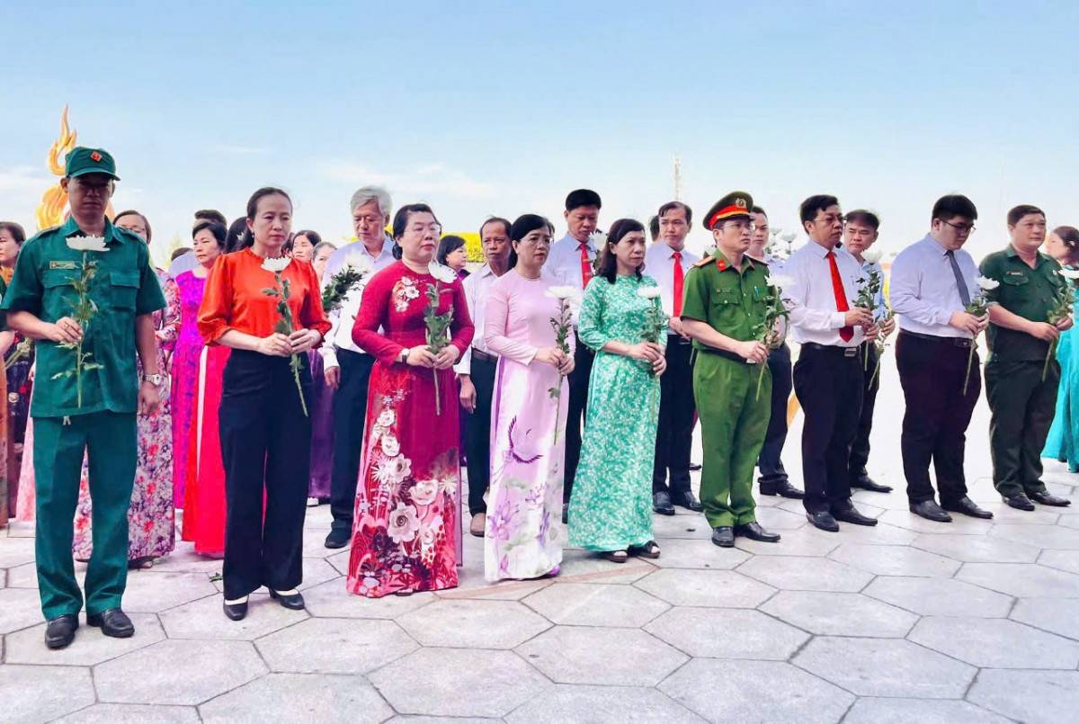 Các đoàn, đại diện cấp ủy, chính quyền, Mặt trận - đoàn thể, đã đến dâng hương, đặt vòng hoa tại: Nghĩa trang Liệt sĩ Bình Chánh - Bình Tân; Đền Tưởng niệm Liệt sĩ Bến Dược - Củ Chi; Khu di tích lịch sử Láng Le - Bàu Cò; Khu truyền thống cách mạng Cuộc Tổng tiến công và nổi dậy Xuân Mậu Thân 1968; Đình Tân Túc; Bia ghi danh liệt sĩ Tân Túc; Bia ghi danh liệt sĩ Tân Kiên và Bia ghi danh liệt sĩ Tân Nhựt