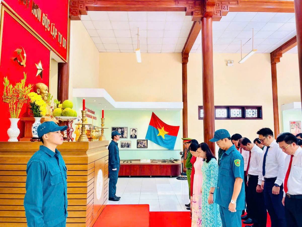 Đoàn lãnh đạo xã Tân Nhựt do đồng chí Phan Thị Cẩm Nhung, Phó Bí thư Thường trực Đảng ủy xã làm trưởng đoàn, 