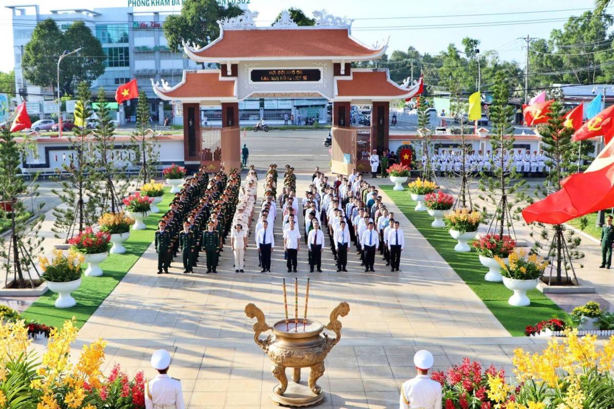 đoàn đại biểu gồm Thành ủy – HĐND – UBND – Ủy ban MTTQ Việt Nam TPHCM 