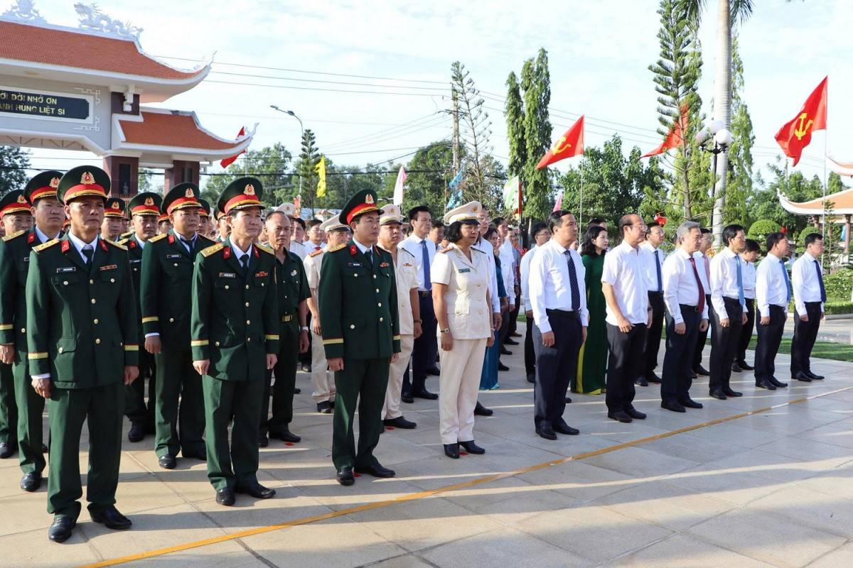 Lãnh đạo TP. Hồ Chí Minh dâng hương viếng nghĩa trang liệt sĩ Bà Rịa- Vũng Tàu