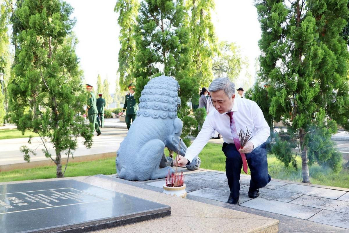 Lãnh đạo TP. Hồ Chí Minh dâng hương viếng nghĩa trang liệt sĩ Bà Rịa- Vũng Tàu