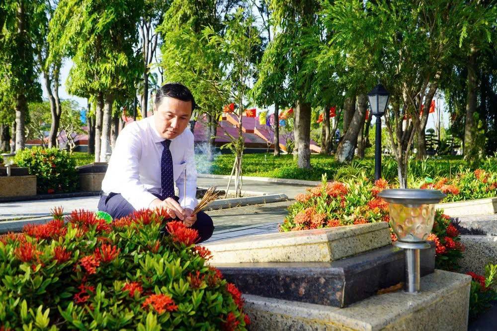 Phó Trưởng Ban Tuyên giáo và Dân vận Thành ủy TPHCM Lê Hoàng Hải thắp nhang viếng mộ các Anh hùng liệt sĩ.