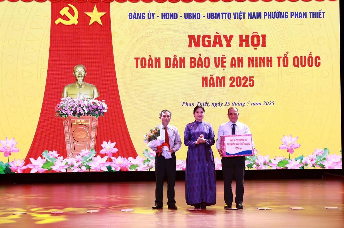 Phó Chủ tịch Ủy ban Trung ương MTTQ Hà Thị Nga dự Ngày hội toàn dân bảo vệ an ninh Tổ quốc tại Lâm Đồng