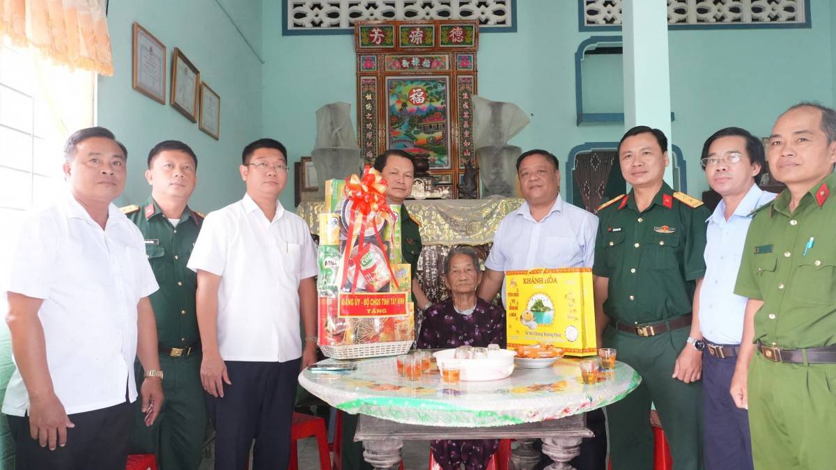 TS Đặng Hoàng Tuấn - Bí thư Đảng ủy, Chủ tịch HĐND xã Tân Trụ (thứ 4 từ bên phải) cùng Lãnh đạo xã Tân Trụ trao quad cho gia đình chính sách) TS Đặng Hoàng Tuấn - Bí thư Đảng ủy, Chủ tịch HĐND xã Tân Trụ (thứ 4 từ bên phải) cùng Lãnh đạo xã Tân Trụ trao quad cho gia đình chính sách)