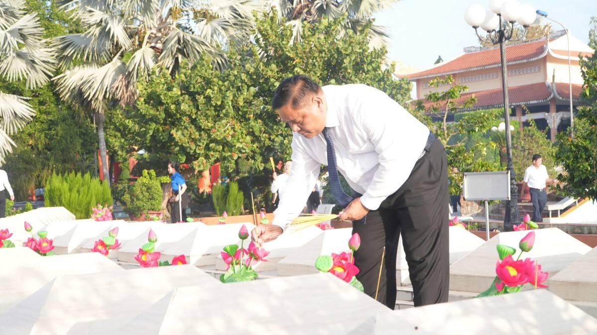 TS Đặng Hoàng Tuấn - Bí thư Đảng ủy, Chủ tịch HĐND xã Tân Trụ thắp hương mộ liệt sỹ tại nghĩa trang liệt sỹ xã Tân Trụ, Tây Ninh TS Đặng Hoàng Tuấn - Bí thư Đảng ủy, Chủ tịch HĐND xã Tân Trụ thắp hương mộ liệt sỹ tại nghĩa trang liệt sỹ xã Tân Trụ, Tây Ninh
