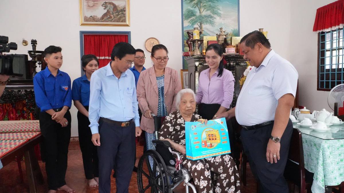 Lãnh đạo xã Tân Trụ trao tặng qùa cho gia đình chính sách  Lãnh đạo xã Tân Trụ trao tặng qùa cho gia đình chính sách