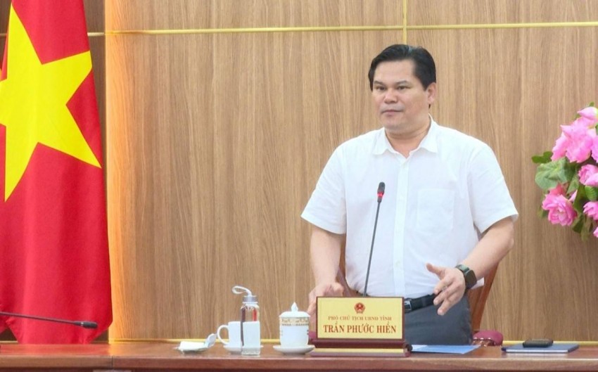 Phó Chủ tịch UBND tỉnh Trần Phước Hiền phát biểu tại cuộc họp.