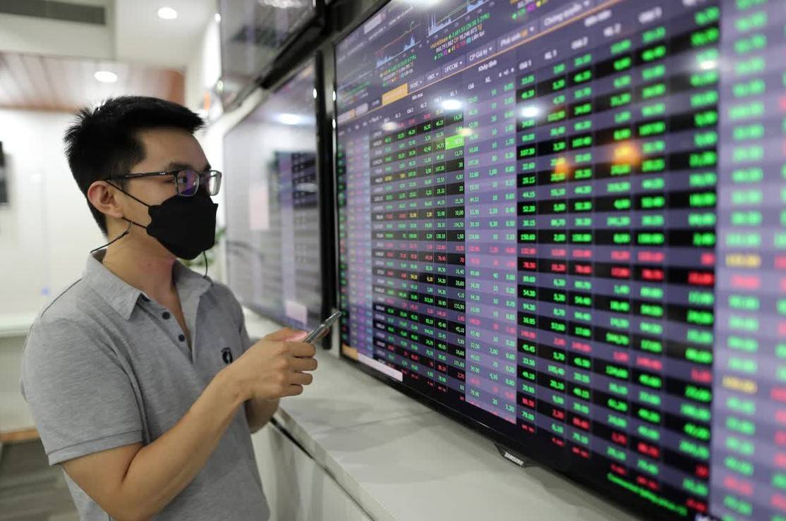 VN-Index lập đỉnh, vì sao nhiều nhà đầu tư vẫn không thoát lỗ?