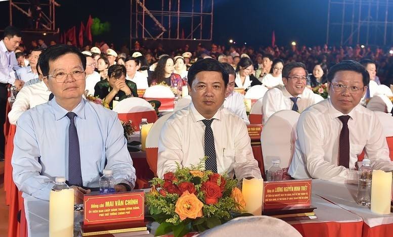 Phó Thủ tướng Mai Văn Chính, Bí thư Thành ủy TP. Đà Nẵng Nguyễn Văn Quảng, Chủ tịch UBND TP. Đà Nẵng Lương Nguyễn Minh Triết, lãnh đạo các ban, bộ, ngành Trung ương... tham dự Chương trình.