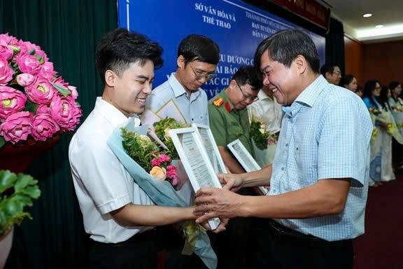 TP. Hồ Chí Minh trao thưởng 70 tác phẩm báo chí xuất sắc quý II/2025 TP. Hồ Chí Minh trao thưởng 70 tác phẩm báo chí xuất sắc quý II/2025