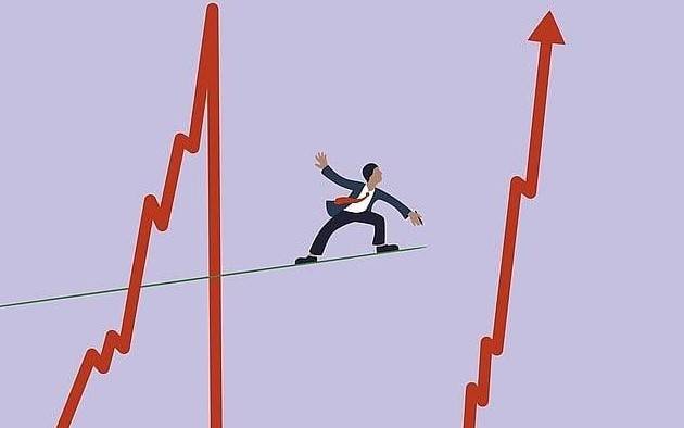 Những cổ phiếu có đồ thị hình "cây thông", đưa nhà đầu tư như "đi tàu lượn"