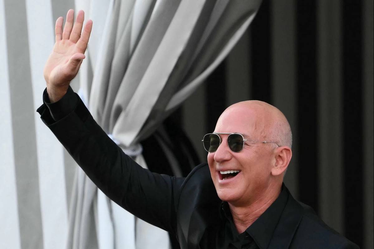 Tỷ phú Jeff Bezos kiếm gần 6 tỷ USD nhờ bán cổ phiếu Amazon