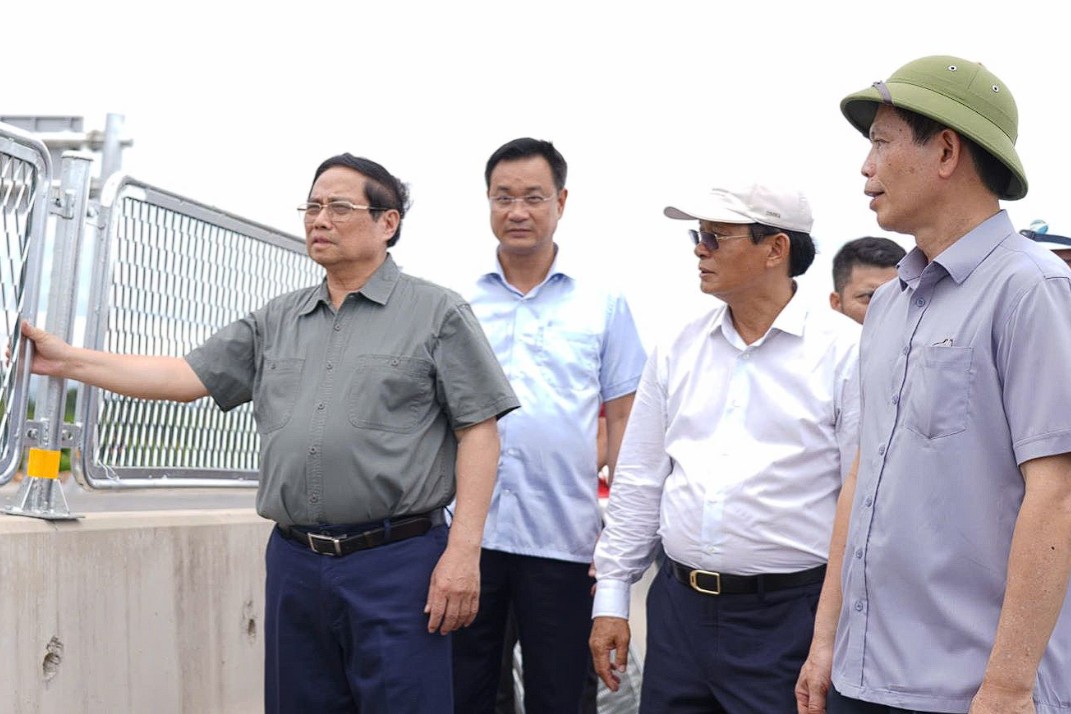 Thủ tướng Chính phủ kiểm tra hạ tầng chiến lược và làm việc với Ban Thường vụ Tỉnh ủy Quảng Trị