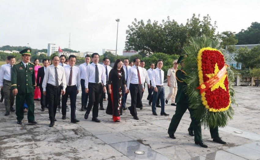Đoàn đại biểu tỉnh Lào Cai dâng hương tưởng niệm Chủ tịch Hồ Chí Minh và các Anh hùng liệt sĩ