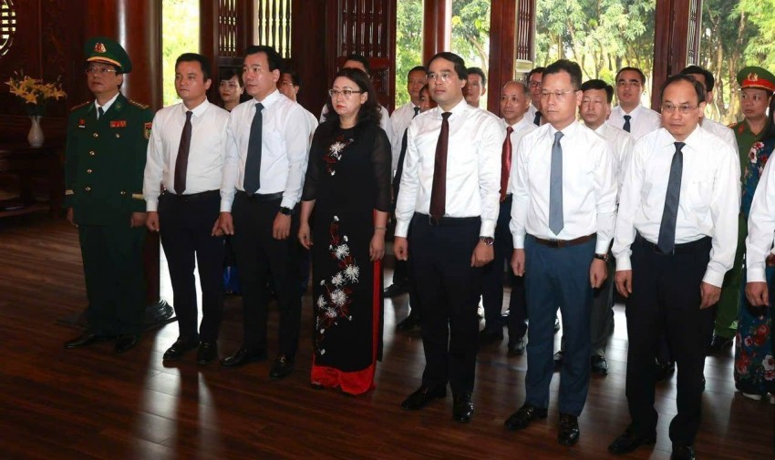 Đoàn đại biểu tỉnh Lào Cai dâng hương tưởng niệm Chủ tịch Hồ Chí Minh và các Anh hùng liệt sĩ
