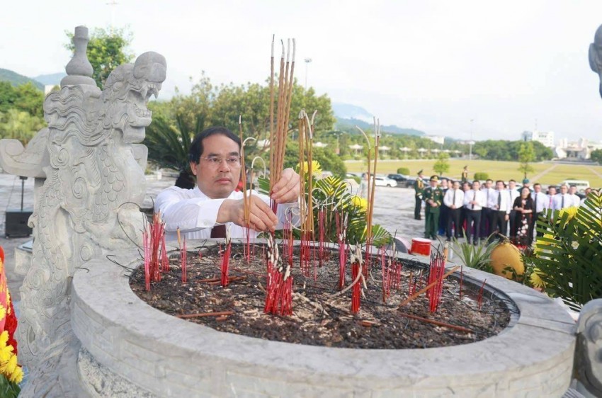 Đoàn đại biểu tỉnh Lào Cai dâng hương tưởng niệm Chủ tịch Hồ Chí Minh và các Anh hùng liệt sĩ