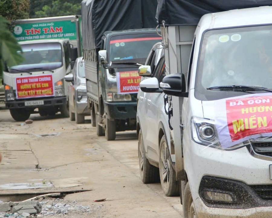 Những đoàn xe thiện nguyện ở khắp mọi miền của Tổ quốc đang đến với bà con miền Tây xứ Nghệ An để động viên, chia sẻ, giúp đỡ trong hcơn oạn nạn