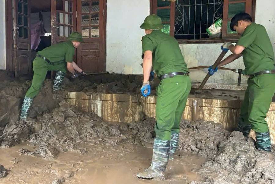 Lực lượng vũ trang đang ngày đêm nỗ lực giúp dân dọn dẹp sau khi nước lũ rút