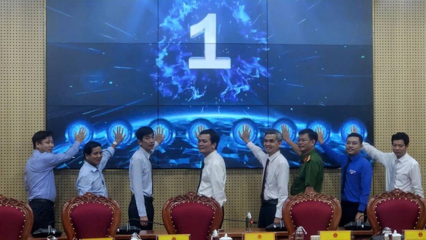 Các đại biểu đã thực hiện nghi thức phát động phong trào “Bình dân học vụ số”