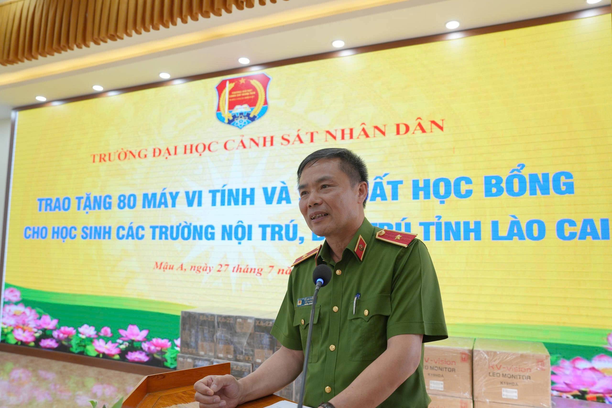 Từ giảng đường đến vùng cao, những món quà nghĩa tình nối nhịp cầu yêu thương tại Lào Cai