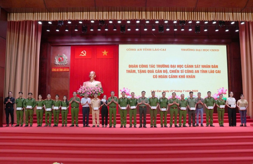 Từ giảng đường đến vùng cao, những món quà nghĩa tình nối nhịp cầu yêu thương tại Lào Cai