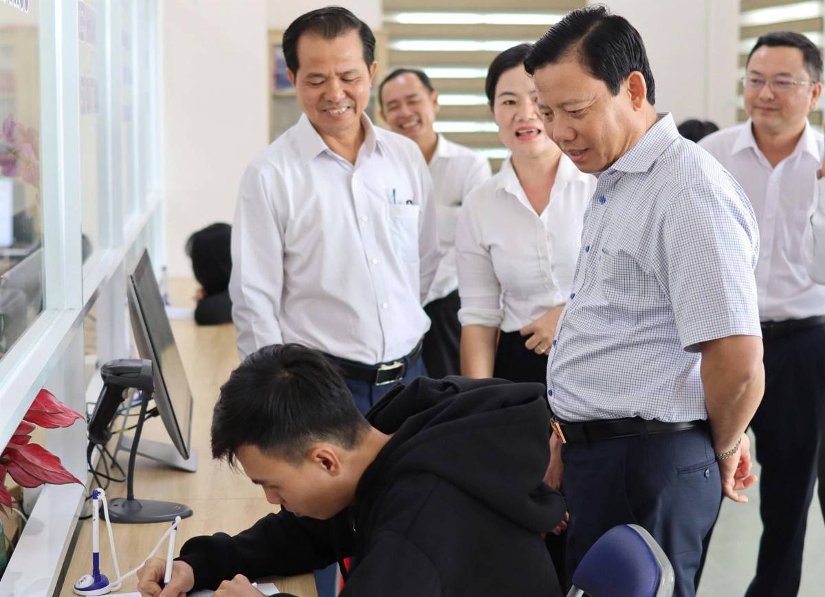  đoàn đã trực tiếp quan sát quy trình tiếp nhận, xử lý hồ sơ, lắng nghe ý kiến phản hồi từ người dân đang thực hiện các thủ tục hành chính.