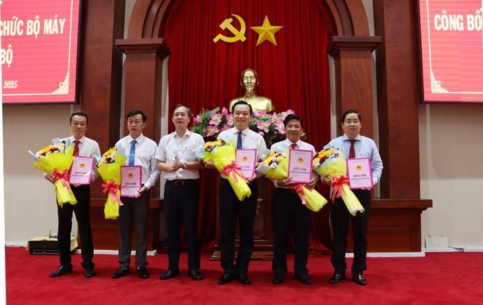 Chủ tịch Ủy ban nhân dân tỉnh trao quyết định thành lập Ban Quản lý Khu kinh tế tỉnh Đồng Tháp và bổ nhiệm lãnh đạo