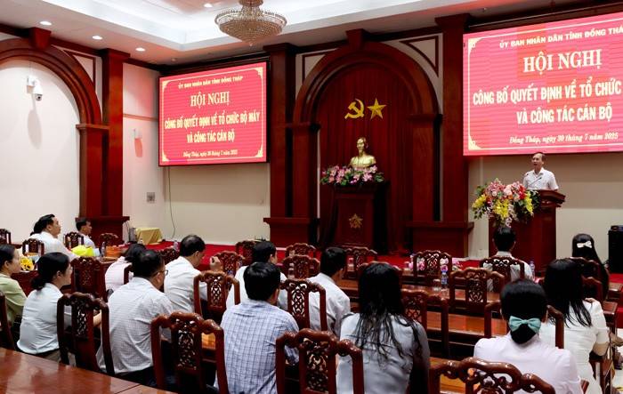 Ông Trần Trí Quang phát biểu giao nhiệm vụ cho Quản lý Khu kinh tế tỉnh Đồng Tháp