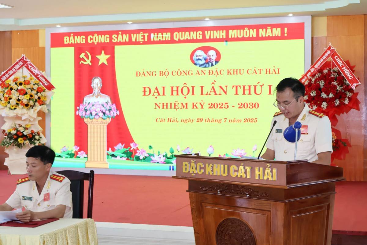 Thượng tá Phạm Anh Tuấn – Bí thư Đảng ủy, Trưởng Công an đặc khu Cát Hải trình bày báo cáo chính trị trước Đại hội