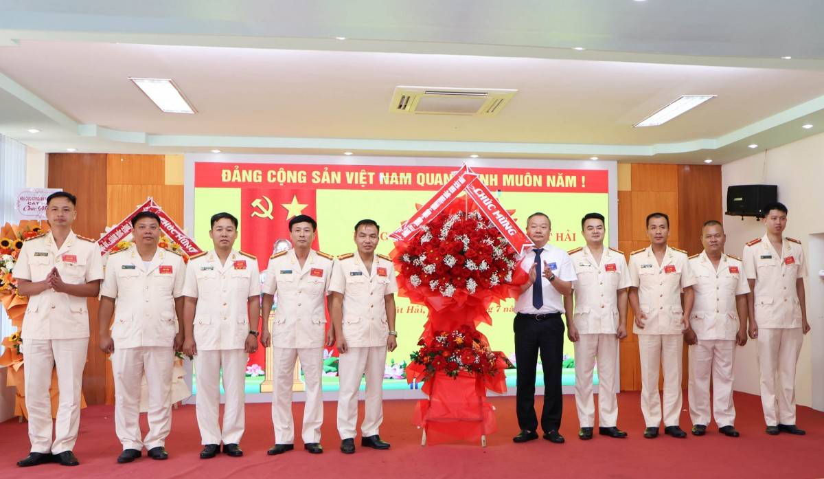 Đồng chí Phan Viết Điện – Phó Bí thư Đảng ủy, Chủ tịch UBND đặc khu Cát Hải, chúc mừng BCH Đảng bộ Công an đặc khu Cát Hải nhiệm kỳ 2025 -2030