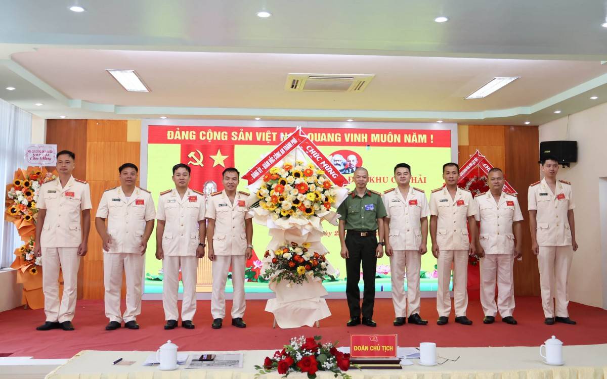 Thượng tá Nguyễn Thái Phương, Phó chủ nhiệm UBKT Đảng ủy Công an thành phố Hải Phòng chúc mừng BCH Đảng bộ Công an đặc khu Cát Hải nhiệm kỳ 2025 -2030