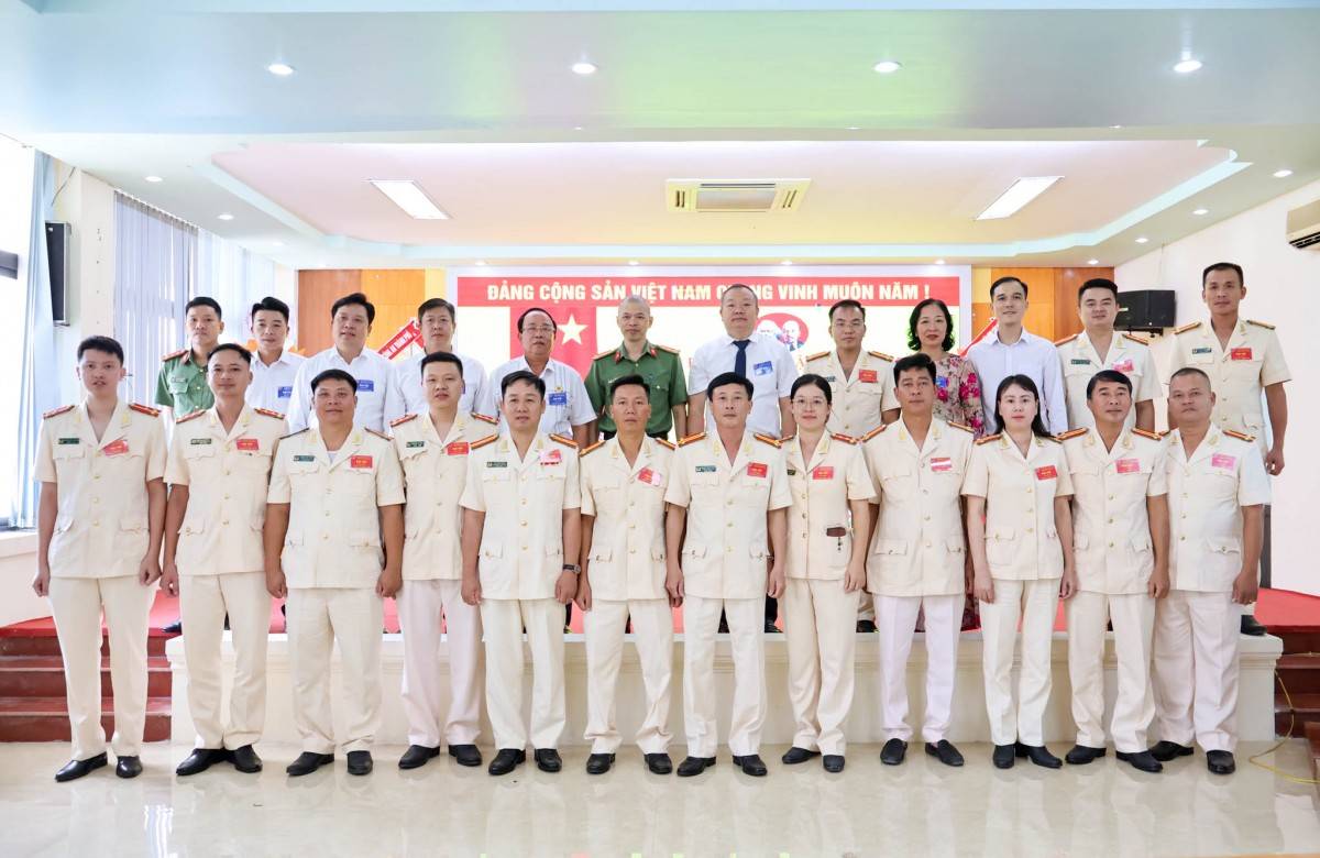 (Đồng chí Thượng tá Nguyễn Thái Phương, Phó chủ nhiệm UBKT Đảng ủy Công an thành phố Hải Phòng; đồng chí Phan Viết Điện – Phó Bí thư Đảng ủy, Chủ tịch UBND đặc khu Cát Hải, cùng các đồng chí trong Đoàn chỉ đạo đại hội,  chụp ảnh lưu niệm với Đảng bộ CA đặc khu)
