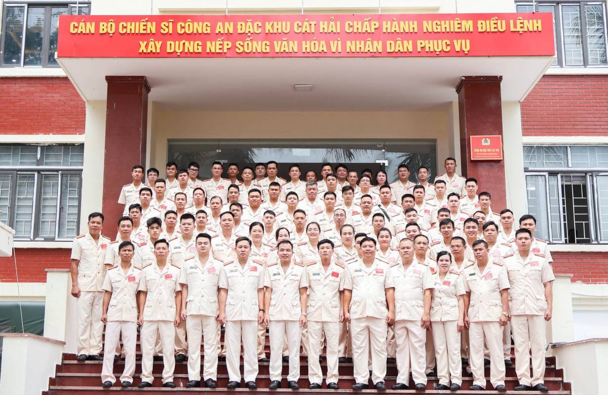 Tập thể cán bộ, chiến sĩ Công an đặc khu Cát Hải