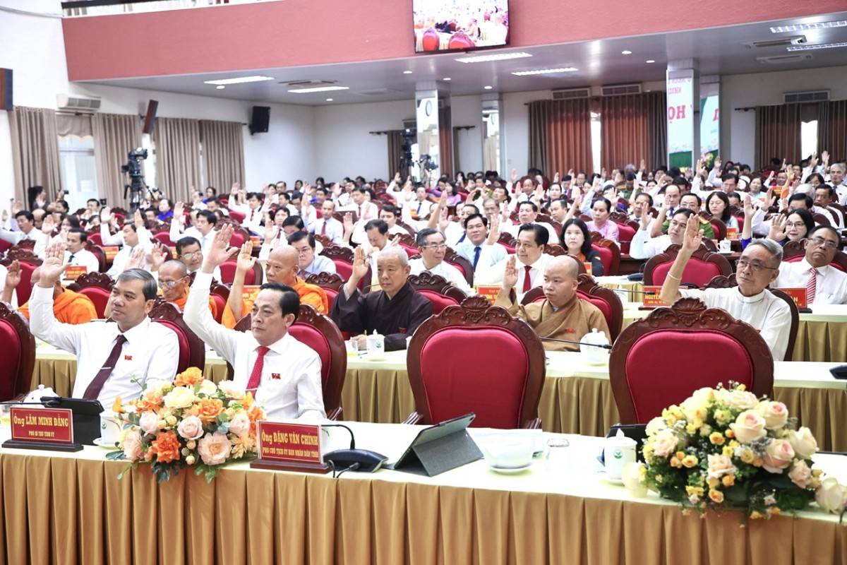 100% đại biểu biểu quyết thống nhất thông qua các Nghị quyết trình tại kỳ họp