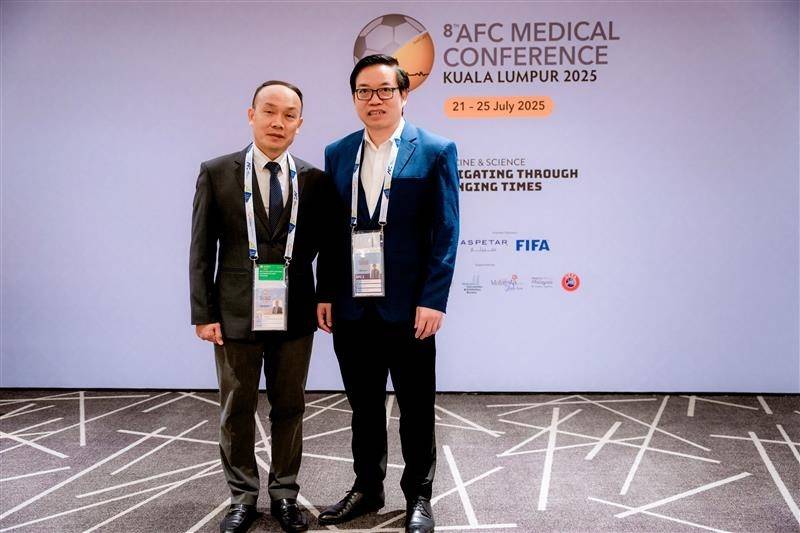 Ông Nguyễn Văn Phú và GS.TS.BS Trần Trung Dũng tại Hội nghị Y học thể thao AFC lần thứ 8