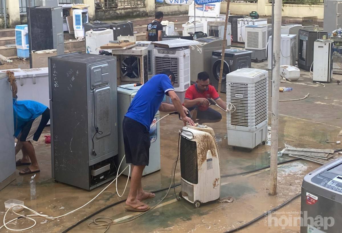 Thợ điện lạnh Phú Thọ vượt hàng trăm cây số giúp dân Nghệ An sau bão