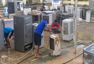 Thợ điện lạnh Phú Thọ vượt hàng trăm cây số giúp dân Nghệ An sau bão