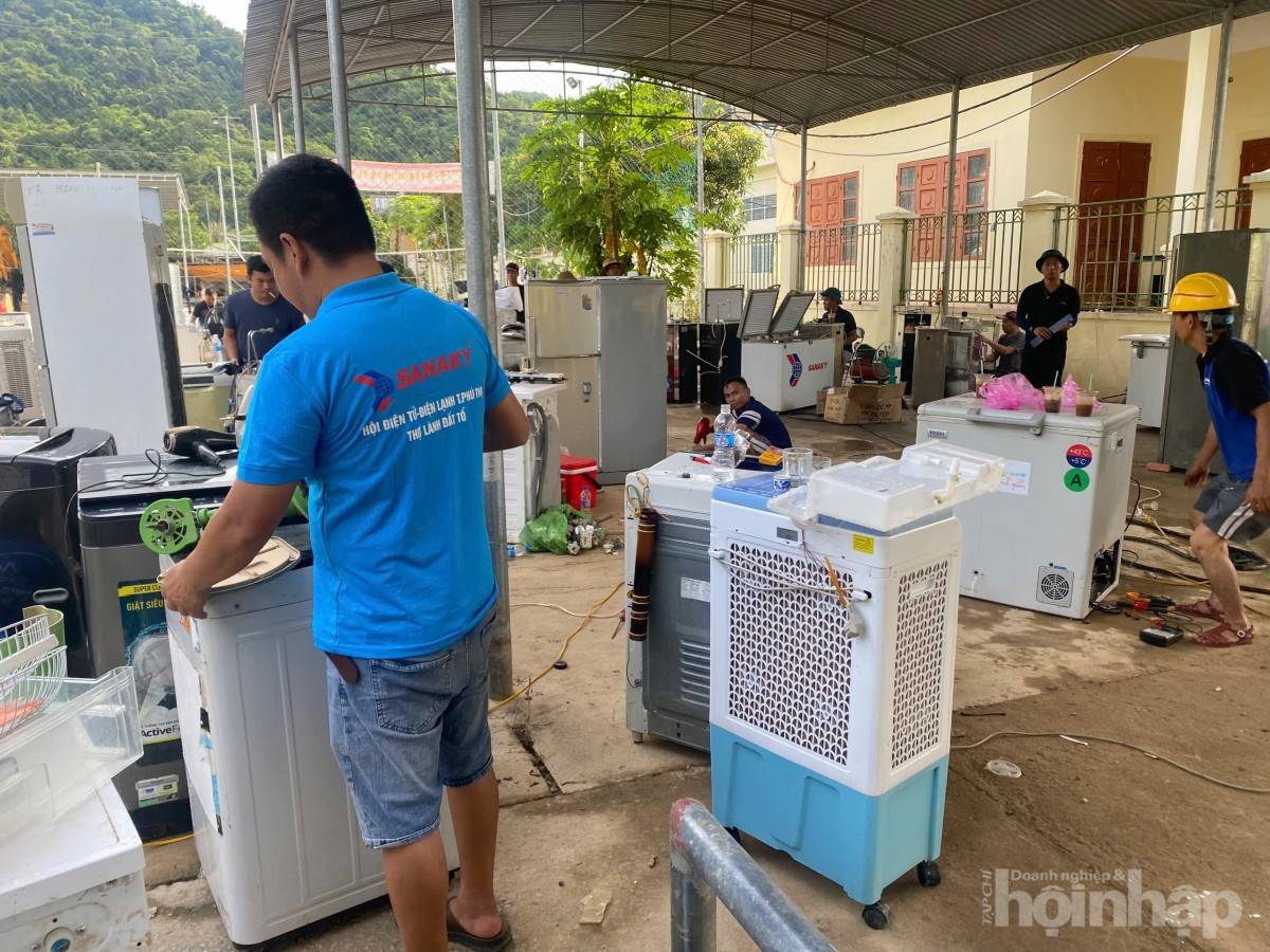 Thợ điện lạnh Phú Thọ vượt hàng trăm cây số giúp dân Nghệ An sau bão