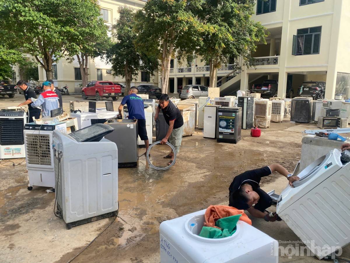 Thợ điện lạnh Phú Thọ vượt hàng trăm cây số giúp dân Nghệ An sau bão