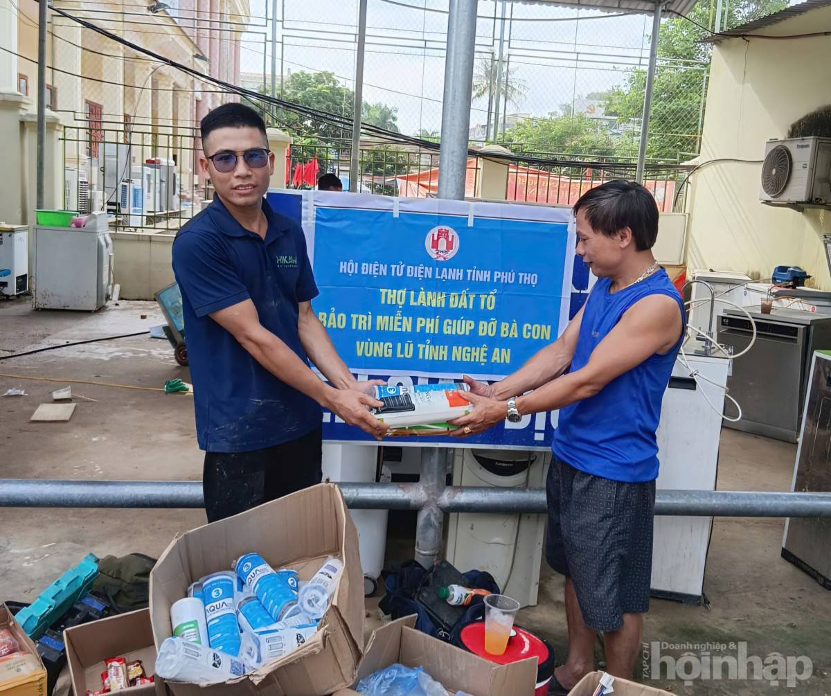 Thợ điện lạnh Phú Thọ vượt hàng trăm cây số giúp dân Nghệ An sau bão