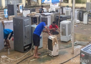 Thợ điện lạnh Phú Thọ vượt hàng trăm cây số giúp dân Nghệ An sau bão