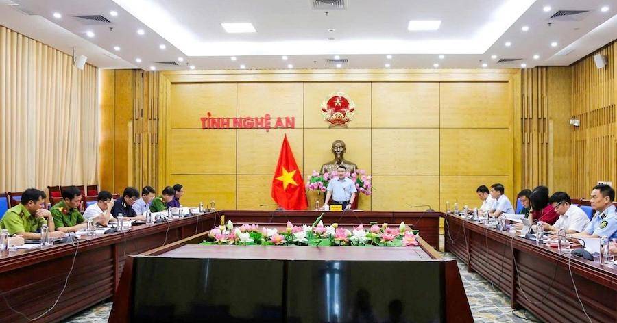 Ông Phùng Thành Vinh - Phó Chủ tịch UBND tỉnh, Trưởng Ban Chỉ đạo 389 tỉnh Nghệ An chủ trì Hội nghị sơ kết công tác chống buôn lậu, gian lận thương mại, hàng giả 6 tháng đầu năm 2025 và phương hướng, nhiệm vụ triển khai thực hiện thời gian tới.