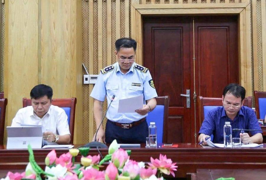 Chi cục trưởng Chi cục QLTT Nghệ An Nguyễn Văn Hường báo cáo công tác chống buôn lậu, gian lận thương mại, hàng giả 6 tháng đầu năm 2025 tại Hội nghị