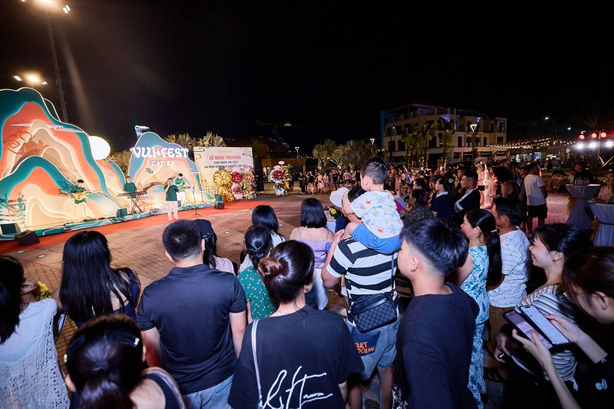 Chợ đêm Vui-Fest đi vào vận hành ổn định, hấp dẫn du khách Cát Bà. (Ảnh: Ánh Dương) Chợ đêm Vui-Fest đi vào vận hành ổn định, hấp dẫn du khách Cát Bà. (Ảnh: Ánh Dương)