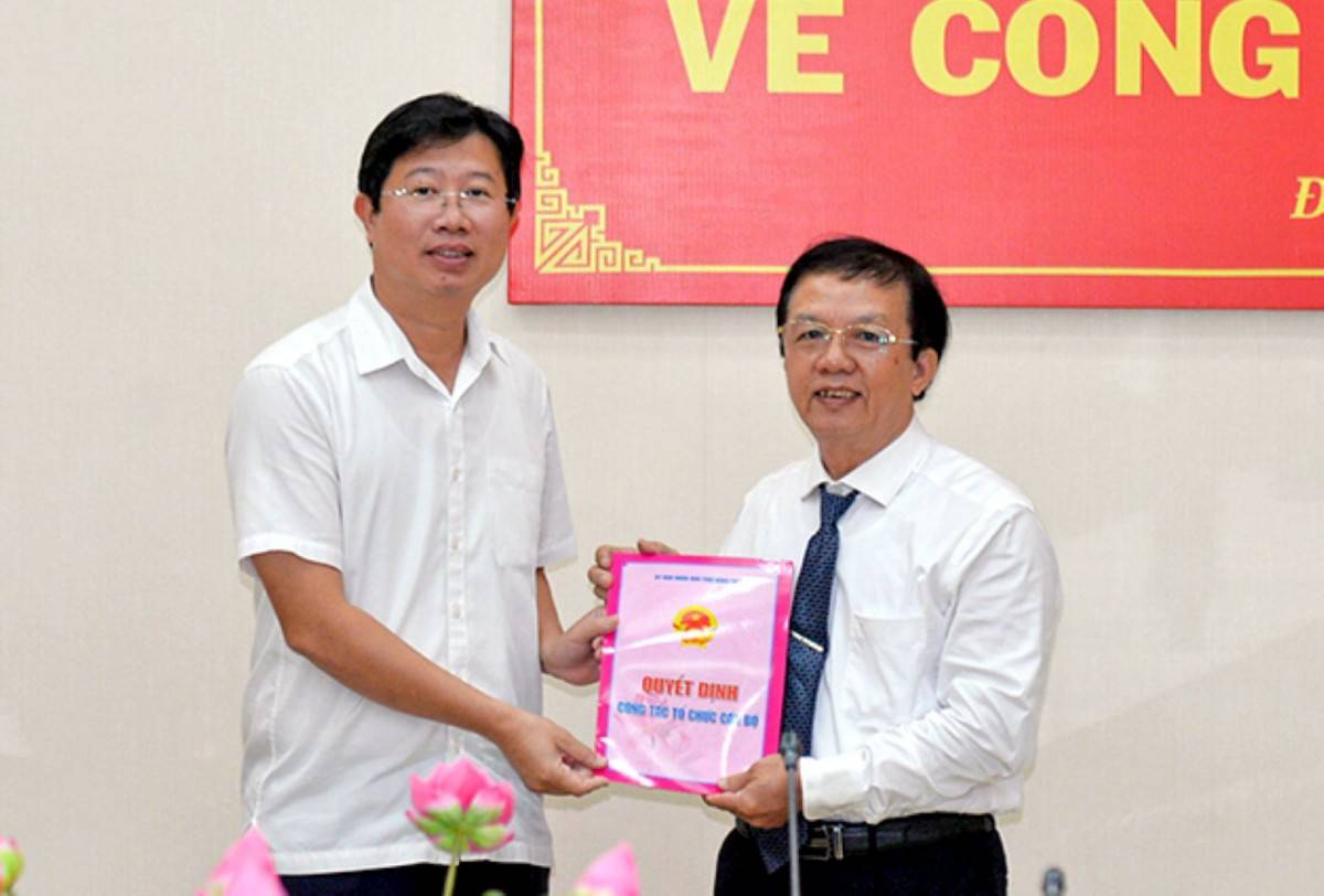 Ông Huỳnh Thanh Hùng nhận quyết định nghỉ hưu và hoa tri ân, ghi nhận những đóng góp trong sự phát triển ngành giáo dục tỉnh Đồng Tháp thời gian qua